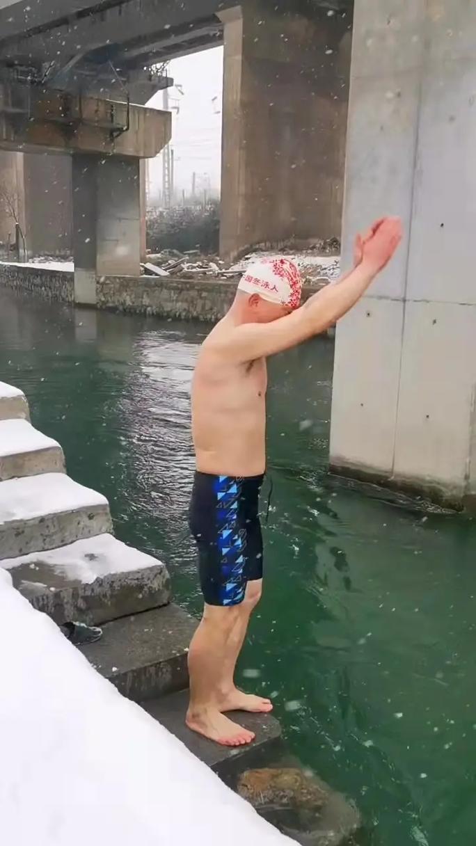 梦见别人下雪还游泳是什么意思