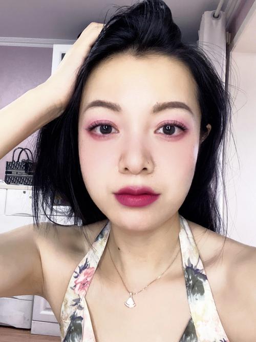 女人口大吃四方