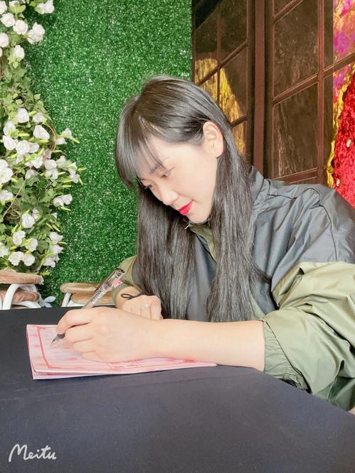 属鸡男喜欢女友留长发还是短发