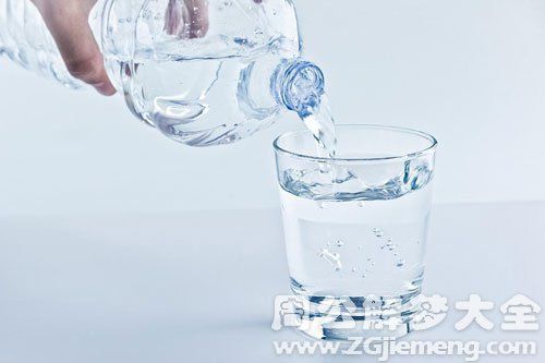 给别人倒水在风水上有没有讲究