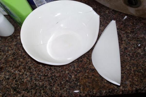 梦见白色碗破了两半了,梦见碗随便一碰变成两半是什么意思?