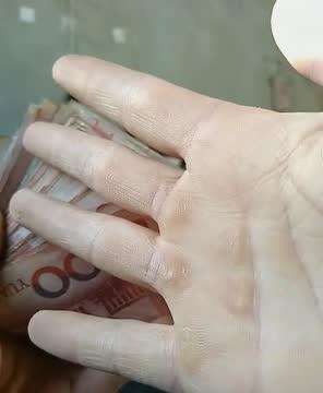 挣钱辛苦的手是怎样的