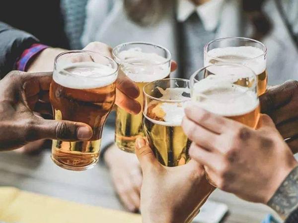 梦见很多酒