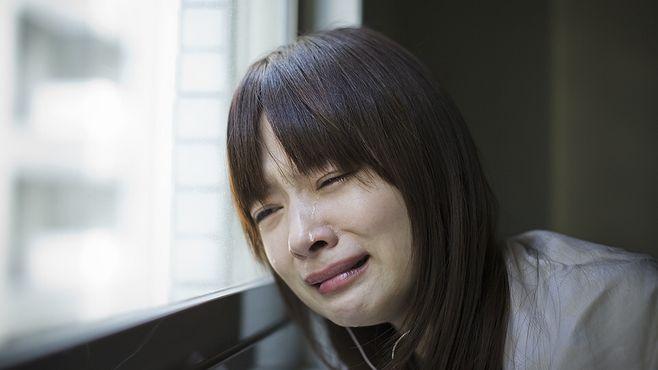 女人自己哭