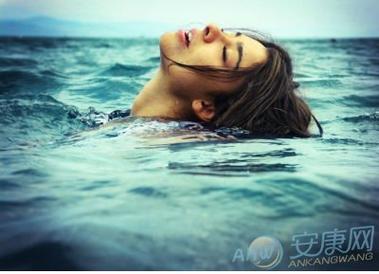 梦见掉水里周公解梦,梦见掉水里是什么意思?