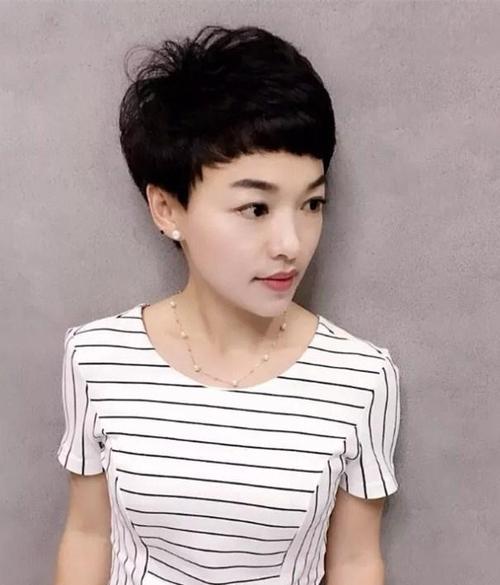 女人梦见长发变短发型