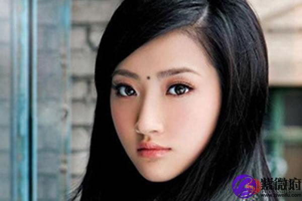 印堂有痣的女人