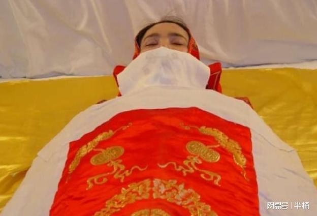 老人去世谁负责穿寿衣