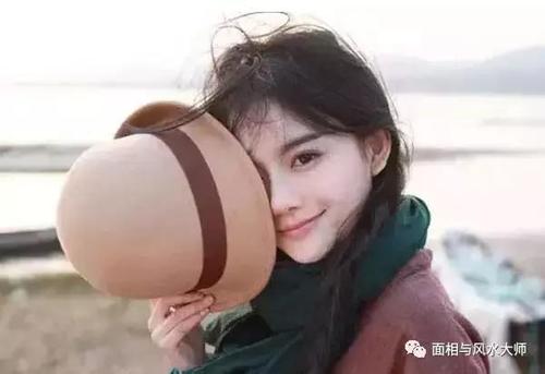 双耳齐眉的女人面相
