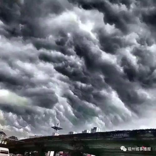 梦见电闪雷鸣乌云密布,易受别人情绪影响