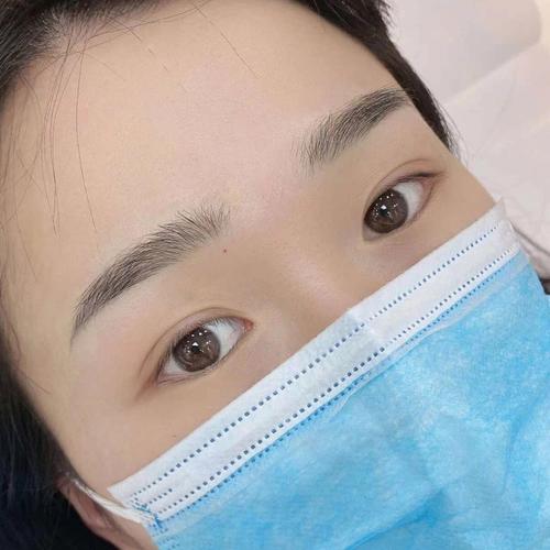 女人眉毛一半浓一半稀