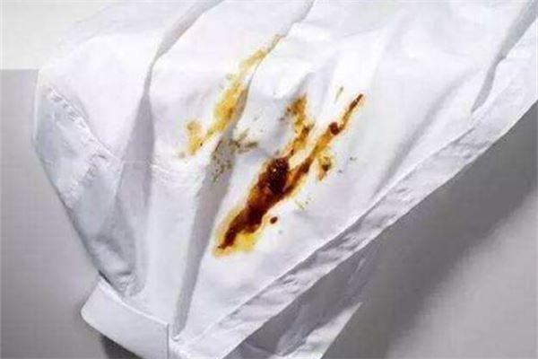 梦见衣服被弄脏了,自信满满