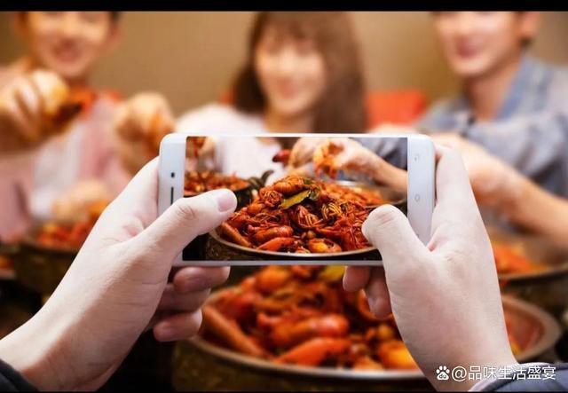 属羊女生碗里的肉被男友夹走的反应