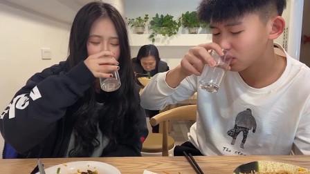 看到闺蜜跟男朋友吃饭