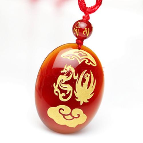 属龙人今年可佩戴的吉祥物