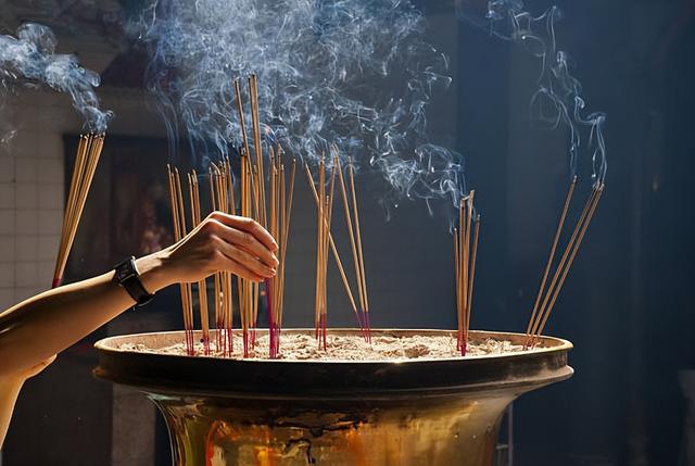 梦见自己在寺庙上香