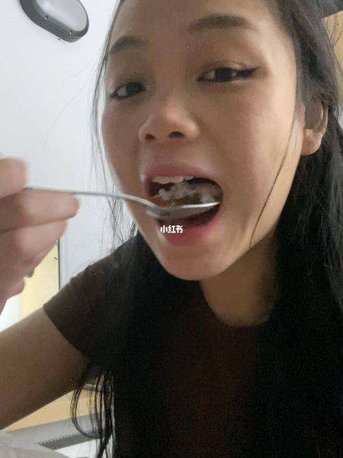 梦到自己很饿大口吃饭