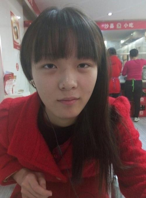 眼睛一大一小的女人是典型的腹黑女吗