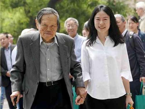 最容易嫁给老男人的女人面相