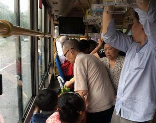 公交车上遇到老人