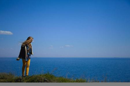 女人梦见在大海里行走