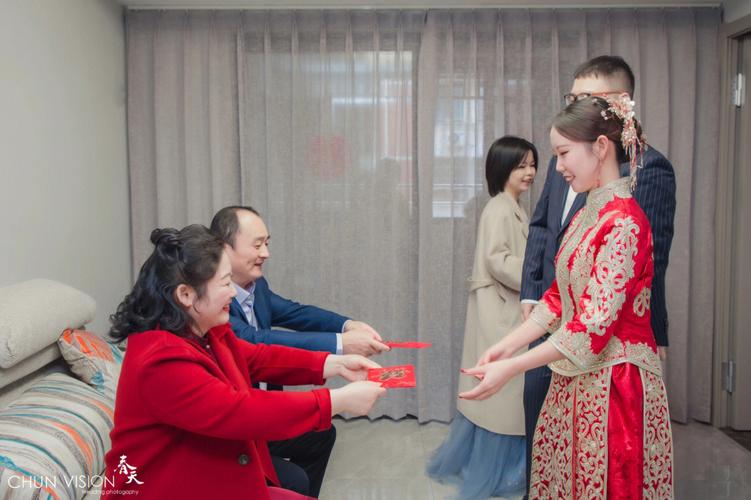 婚礼上新郎新娘敬茶时有站位要求吗