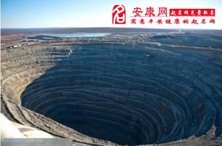 梦见坑穴周公解梦,梦见坑穴是什么意思?
