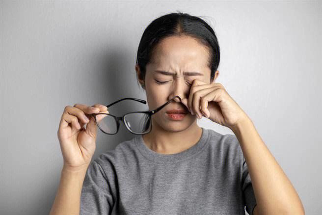 女人左下眼皮跳的含义