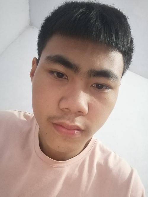 眉毛很浓的男人