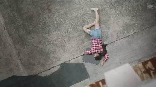 梦见女人从高空摔死