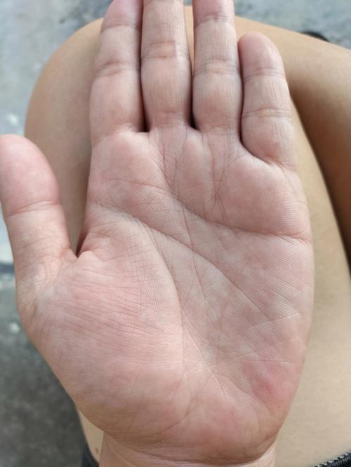手相特别乱的男人