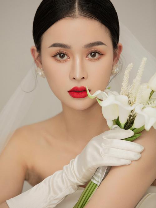 属龙女生画了很精致的妆出门是要做什么