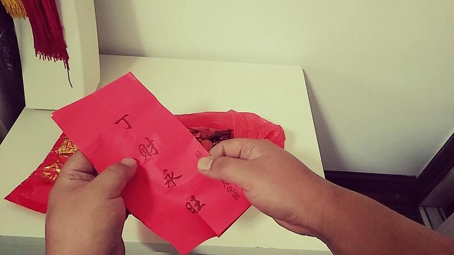 把钱放在枕头下可以招财吗