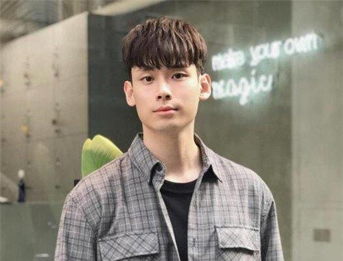 男人刘海遮挡额头降低财运是真的吗