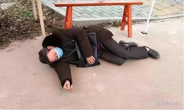 属鸡看到路人摔倒的反应