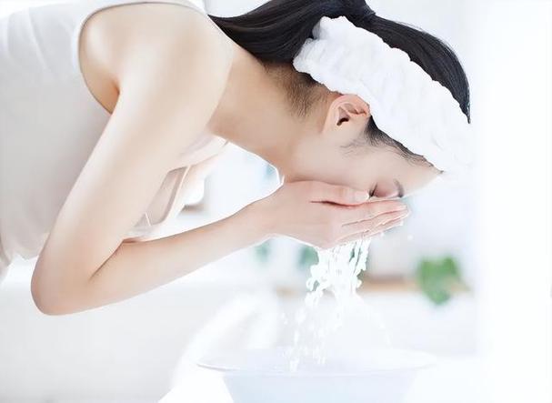 梦见清水洗脸