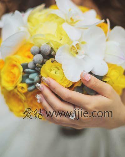 新娘出门手里要拿什么