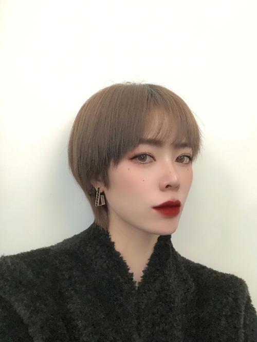 狮子座男生喜欢短发女生吗