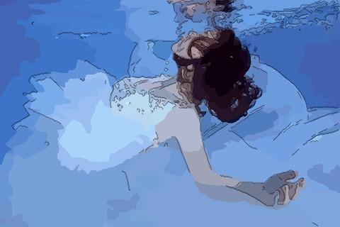 女人梦见自己掉进水里