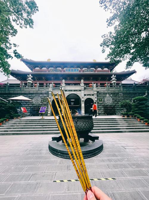 梦见上山拜佛烧香,梦见烧香拜佛是怎么回事