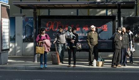 梦见很多人等车是什么意思
