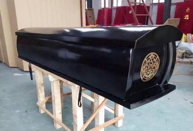 梦到棺材躺着死人没盖有什么征兆