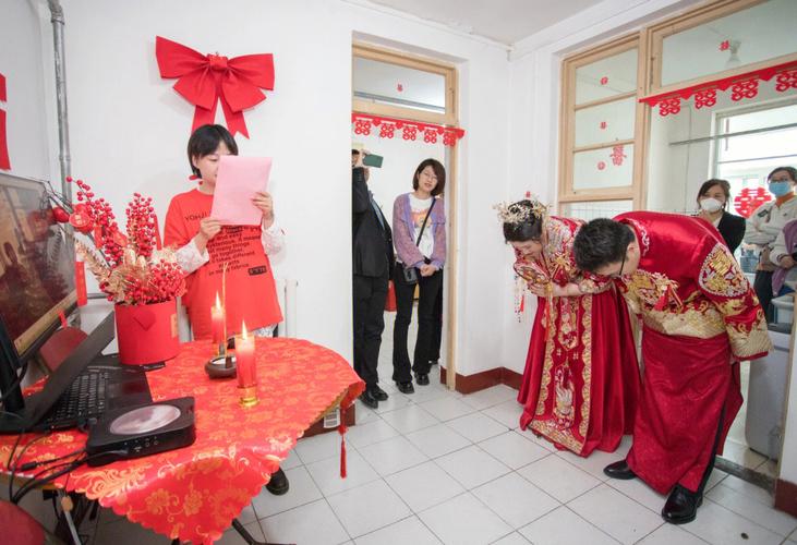 结婚拜堂父母如何坐
