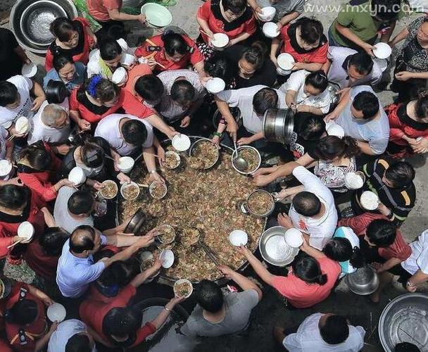 梦见好多人在路边吃饭