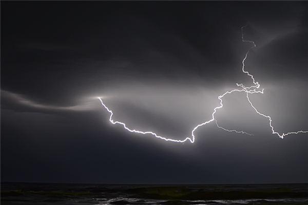 梦见雷霆