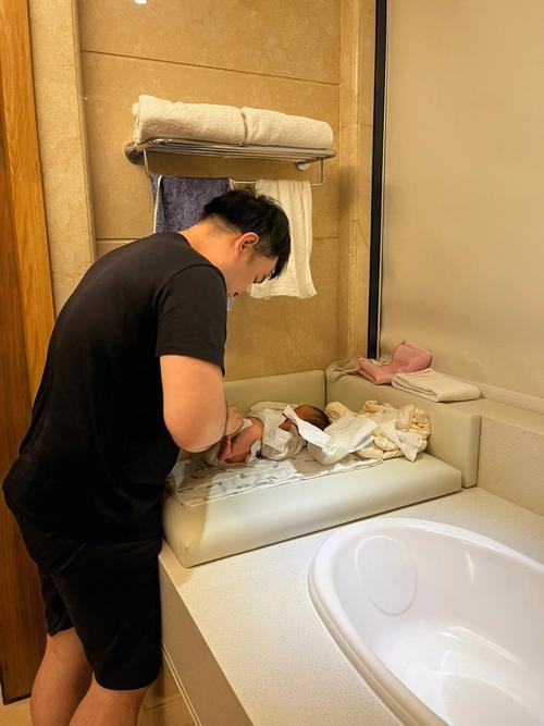 梦见抱小女婴给自己尿了一身好不好