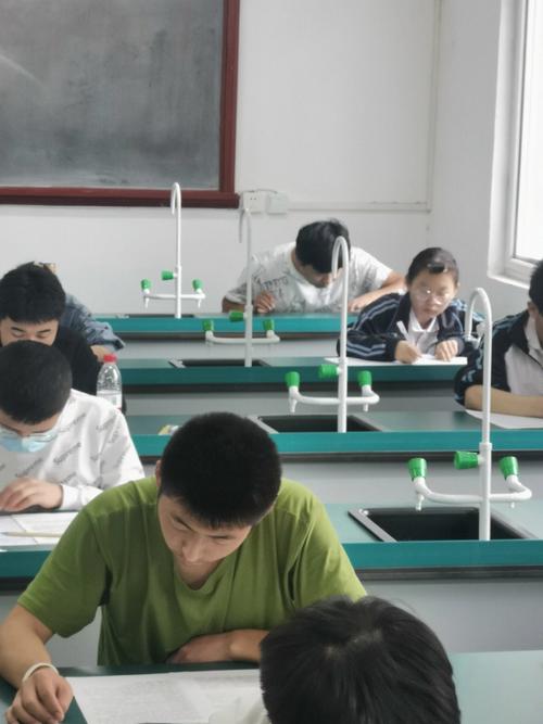 梦见自己监考学生