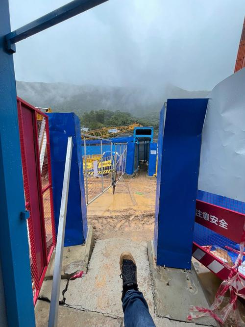 女人梦到下雨走稀泥路