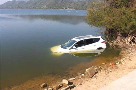 梦见开车路上有水