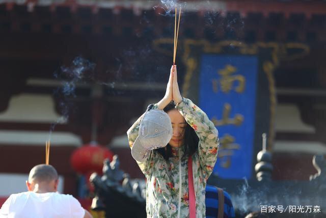 自己在烧香拜佛